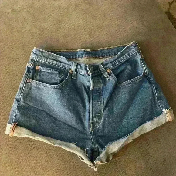 Levi’s 501 woman’s daisy duke style denim shorts size 30 - Picture 1 of 9